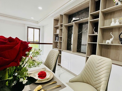 Nhà đẹp gò vấp chỉ 7tỷ2 5tầng thang máy xe hơi ngủ nhà ngang gần 5m đối diện emart phan huy 1