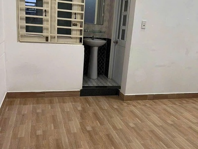 Chỉ hơn 6 tỷ có ngay nhà vip cách mạng t8 q10-hẻm xe hơi-có ban công thông thoáng 2