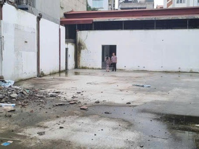 Chính chủ bán đất mặt phố đã có sẵn nhà mái tôn 136 cầu giấy   mặt tiền 6m   vị trí siêu đẹp   giá 2