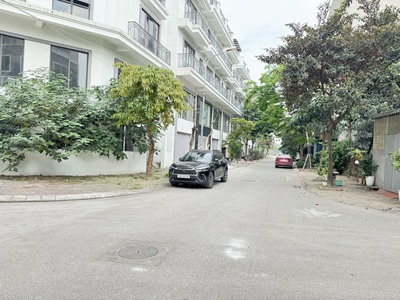 Cần bán 113m2 đất TĐC Trâu Quỳ, Gia Lâm. Đường trước rộng 11m, sau khe thoáng rộng 2,5m. 1