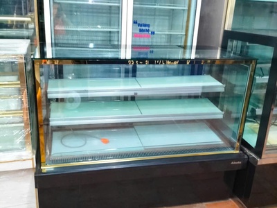 Tủ bánh kem kính vuông 3 tầng hiệu alaska dài 1m5 0