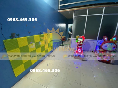 Tường gắn lego trẻ em, bàn chơi lego trẻ em bằng gỗ 1