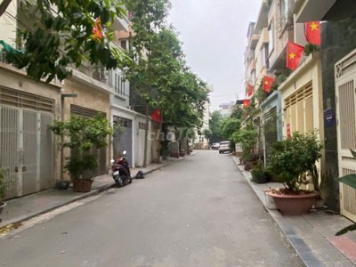 Cho thuê nhà liền  kề KĐT VĂN PHÚ, 90 M2  4 TẦNG, 4 PN,5WC, có gara ô tô 1