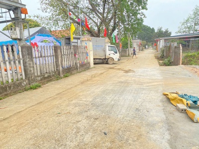 Bán đất chinh chủ gửi dt  100m full thổ cư giá nhỉnh tỷ xíu thôi ạ ô tô vào tận đất 2