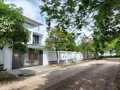 Em còn 4 căn biệt thự khu ĐT Hà phong cần bán, vị trí đẹp, sổ đỏ sang tên ngay, giá đầu tư. 1