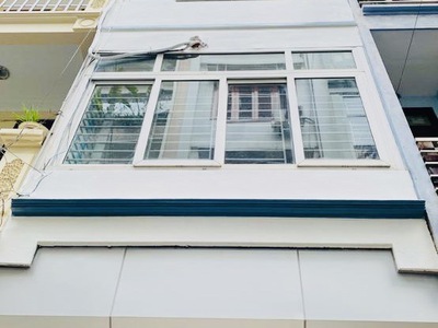 Vương thừa vũ 47m, ô tô đỗ cửa, pháo đài thế kỷ, ngôi vương giữa phố 1
