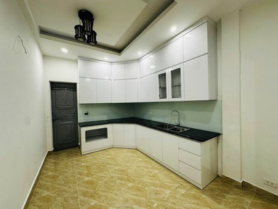 Vương thừa vũ 47m, ô tô đỗ cửa, pháo đài thế kỷ, ngôi vương giữa phố 2