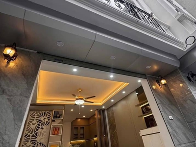 Chỉ 9 tỷ, rước nhà tt quận cầu giấy, gần 40m2, 6 tầng, thang máy chạy vù vù, ô tô đỗ cửa, kinh doanh 0