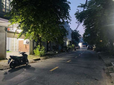 Bán nhà mặt phố q.2, 116m , 3 tầng, 8.35  tỷ, sổ hồng 4