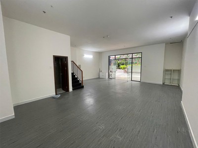 Cho thuê shophouse 151m2 , trệt , lầu , 3wc , 3pn . 15tr ngay 2225 phạm thế hiển , q.8 3