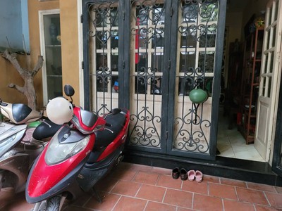 Mặt phố - nhà dân xây - mặt tiền rộng nhất phố - kinh doanh tốt - ô chờ thang máy - khu vực đông 4