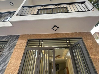 Nhà mới kính coong, thoáng sáng, ở ngay. trung tâm cầu giấy 0