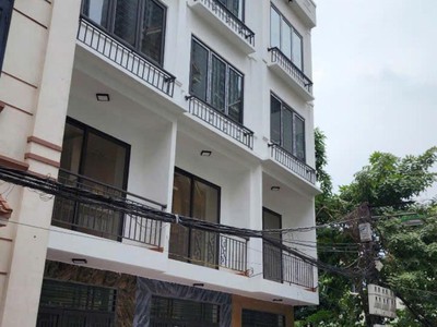 Nhà mới kính coong, thoáng sáng, ở ngay. trung tâm cầu giấy 4