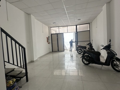 Siêu hiêm nhà ngang lớn bề thế- vài bươc ra đến xe hơi- khu kinh doanh sầm uất- gần chợ, gần trương 1