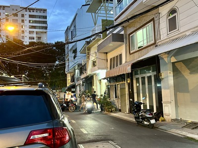 Nhà băn vị trí an ninh siêu  nét - khu phân lô mặt tiền đường bến vân đồn- kế bên trường học gần 2