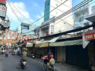 Bán nhà mặt tiền kinh doanh sầm uất - đoàn văn bơ- gần chợ, trường học- có dt lớn- giao thương giữa 2