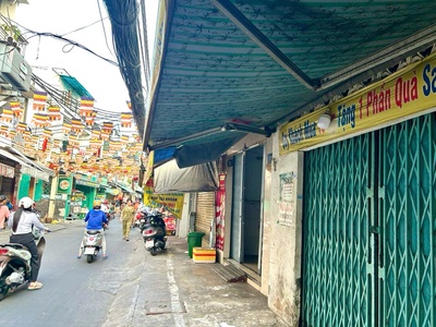 Bán nhà mặt tiền kinh doanh sầm uất - đoàn văn bơ- gần chợ, trường học- có dt lớn- giao thương giữa 4