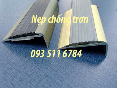 Nẹp cầu thang nẹp chống trượt nẹp góc V20 nhôm Inox 2