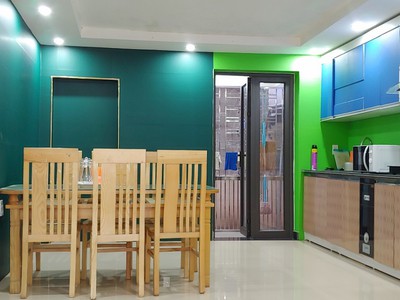 Cho thuê nhà sân cổng Văn Cao, DT: 75m2, 5 phòng ngủ. 2