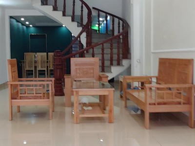 Cho thuê nhà sân cổng văn cao, dt: 75m2, 5 phòng ngủ.