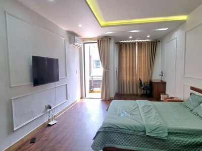 Cho thuê nhà sân cổng Văn Cao, DT: 75m2, 5 phòng ngủ. 3