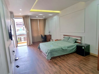 Cho thuê nhà sân cổng Văn Cao, DT: 75m2, 5 phòng ngủ. 4