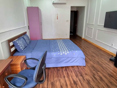 Cho thuê nhà sân cổng Văn Cao, DT: 75m2, 5 phòng ngủ. 5