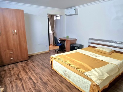 Cho thuê nhà sân cổng Văn Cao, DT: 75m2, 5 phòng ngủ. 6
