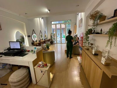 Quận phú nhuận    sang rẻ spa   gội   body , decor đẹp, có sẵn tệp 1000 khách sang trọng, tel : 1