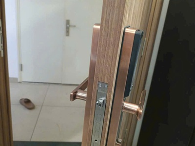 Khóa cửa thông minh 0