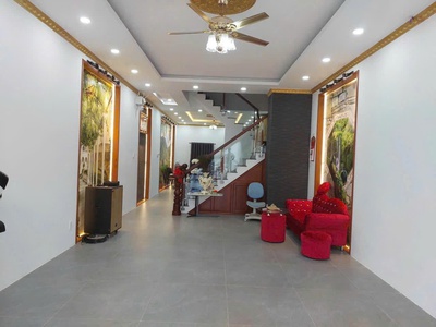 Bán nhà 1 trệt 3 lầu   giá lỗ sâu trong chợ cái sắn 2