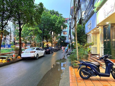 Vỉa hè ,vieww hồ,thông ,kinh doanh siêu đỉnh,phân lô 2 thoáng o to,tại chùa láng ,đống 0