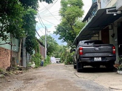 Bán nhà 3 tầng tp thủ đức,đường xe hơi,sổ hồng riêng,giá rẻ. lô góc 2