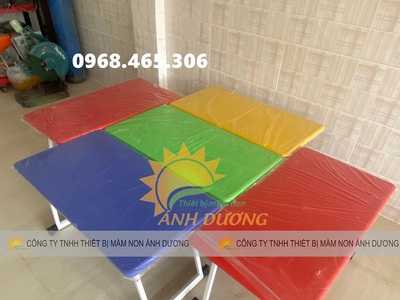 Bàn bán nguyệt mầm non, ghế nhựa tay vịn mầm non nhập khẩu 0