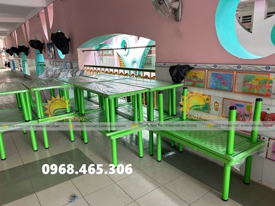 Bàn bán nguyệt mầm non, ghế nhựa tay vịn mầm non nhập khẩu 3