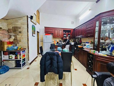 Cách 1 nhà ra ô tô, vị trí siêu đẹp. nhà dân xây khung cột chắc chắn , khách mua về lên tầng , 0