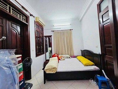 Cách 1 nhà ra ô tô, vị trí siêu đẹp. nhà dân xây khung cột chắc chắn , khách mua về lên tầng , 4