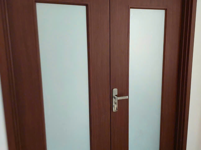 Cửa nhựa composite 2 cánh phủ vân gỗ đẹp 2
