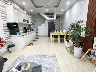 Bán nhà  thịnh quang 47m2.  5 tầng. măt tiền4.3m. giá  8.5 tỷ  đống đa 0