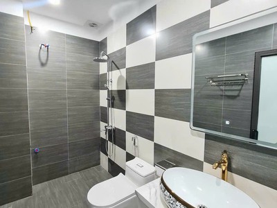 Tôi cho thuê nhà hai mặt tiền,mới,vỉa hè, 102m2- 5t, thành công 29 tr 2