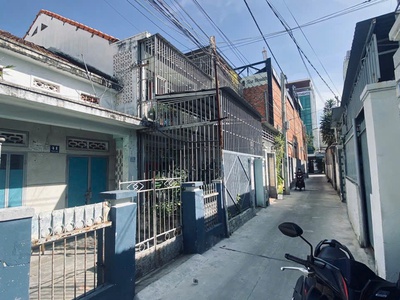 Bán đất có nhà cấp 4 cũ vĩnh hải gần hòn chồng nha trang  mặt tiền đường thanh nam   diện tích: 2