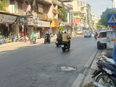 Sổ phân lô vỉa hè mênh mông tại khâm thiên,kinh doanh sầm uất 52 m2,16  tỷ 2,dòng tiên 23tr/tháng 1