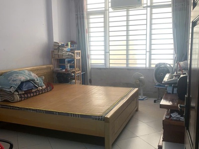 Bán nhà 30m 5 tầng   ngõ nông   gần chợ bồ đề, long biên giá 7ty oto kd 0