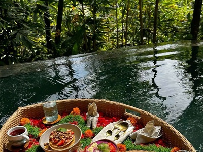 Khay mây nhựa hồ bơi 1