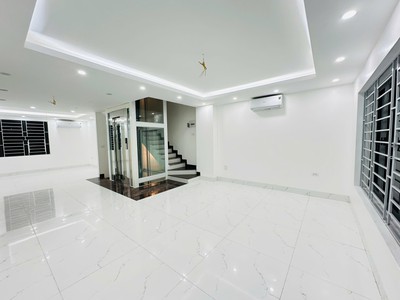 Ô tô phân lô thang máy hoàng quốc việt 60m 6t, mt 5m, nhỉnh 25 tỷ 0
