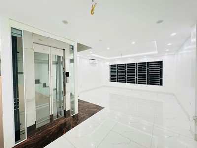 Ô tô phân lô thang máy hoàng quốc việt 60m 6t, mt 5m, nhỉnh 25 tỷ 2
