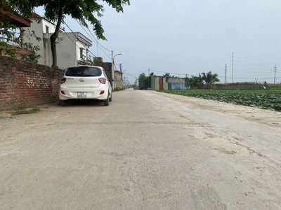 Bìa làng 90m tt quang minh giá 4x triệu/m,đối diện khu đô thị,chính chủ 4