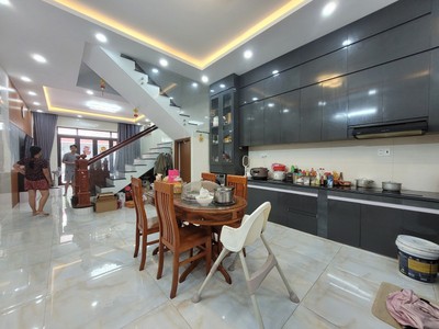 Bán nhà mặt phố q.9, 105m2, 4 tầng, 6pn, 6 wc, sổ hồng.  giá chỉ 7.5 tỷ 1