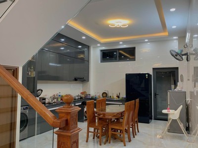 Bán nhà mặt phố q.9, 105m2, 4 tầng, 6pn, 6 wc, sổ hồng.  giá chỉ 7.5 tỷ 2