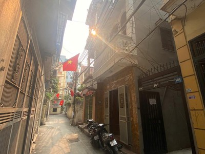 Tt cầu giấy - kinh doanh - lô góc-diện tích rộng - ở ngay - ô tô qua nhà 0